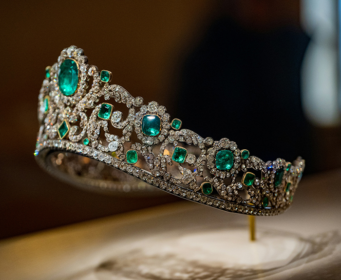 Intricate jeweled tiara with emeralds and diamonds, symbolizing America's most notorious jewel thief and smuggling tricks. Intricate jeweled tiara with emeralds and diamonds, symbolizing America's most notorious jewel thief and smuggling tricks.