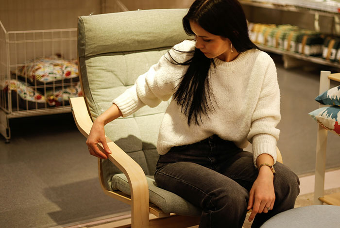 Woman Doesn’t Think It’s Fair For Her To Pay 50% For A New Couch Because She’s Thinner Woman Doesn’t Think It’s Fair For Her To Pay 50% For A New Couch Because She’s Thinner