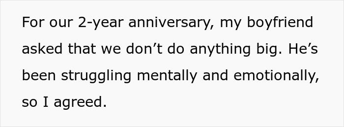 Text showing a message about a boyfriend refusing to hang an anniversary gift on the wall for their 2-year anniversary.