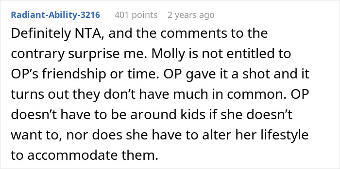 Text screenshot showing a comment about a mom of 4 ruining group activities by bringing her kids, upsetting a neighbor who stops inviting her. Text screenshot showing a comment about a mom of 4 ruining group activities by bringing her kids, upsetting a neighbor who stops inviting her.
