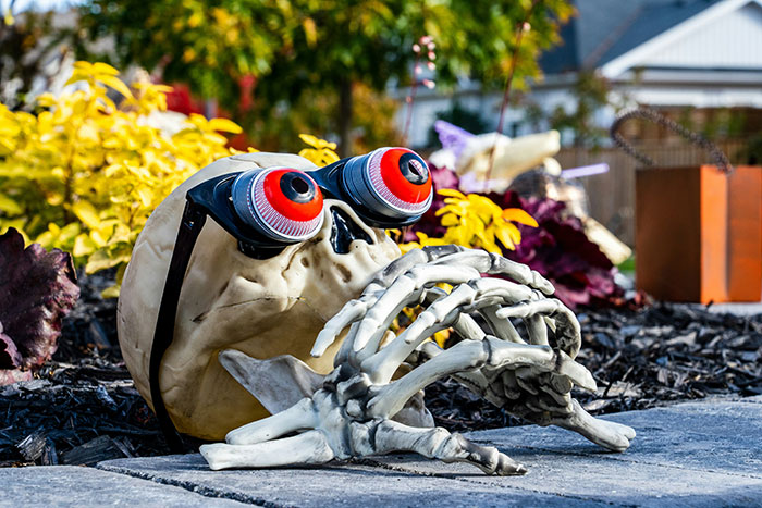 Couple Goes All Out Decorating For Halloween, Didn’t See The Neighborhood Drama Coming Couple Goes All Out Decorating For Halloween, Didn’t See The Neighborhood Drama Coming