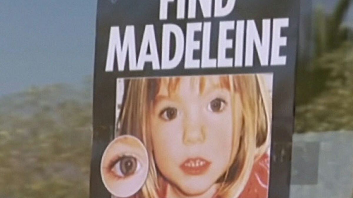 Áp phích có ảnh cận cảnh Madeleine McCann và dòng chữ Madeleine được in đậm.