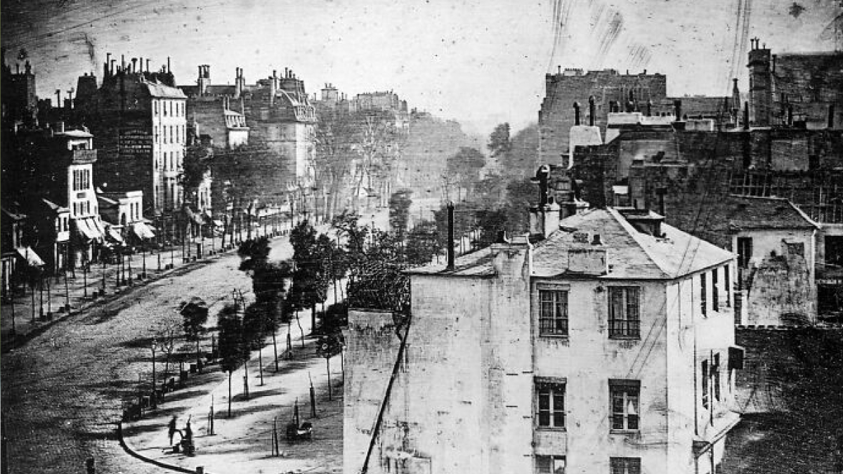 Black and white historical photo showing what a world capital city looked like way before modern times.