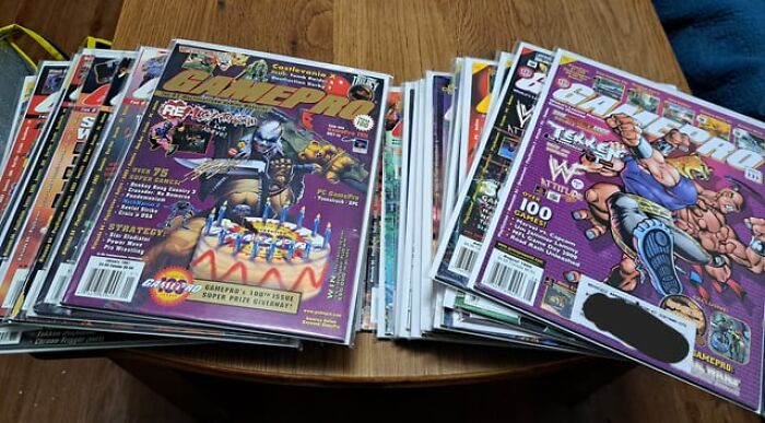 Stack of gaming magazines on a wooden table, illustrating tales from restaurant staff about when the bill comes and money doesn’t.