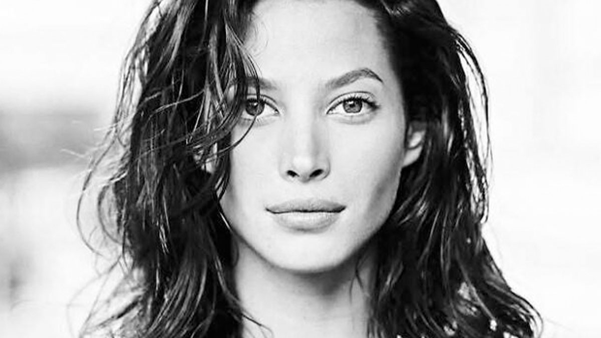 Black and white portrait of a woman with wet hair, symbolizing people who left a mark in the movie and music industries.