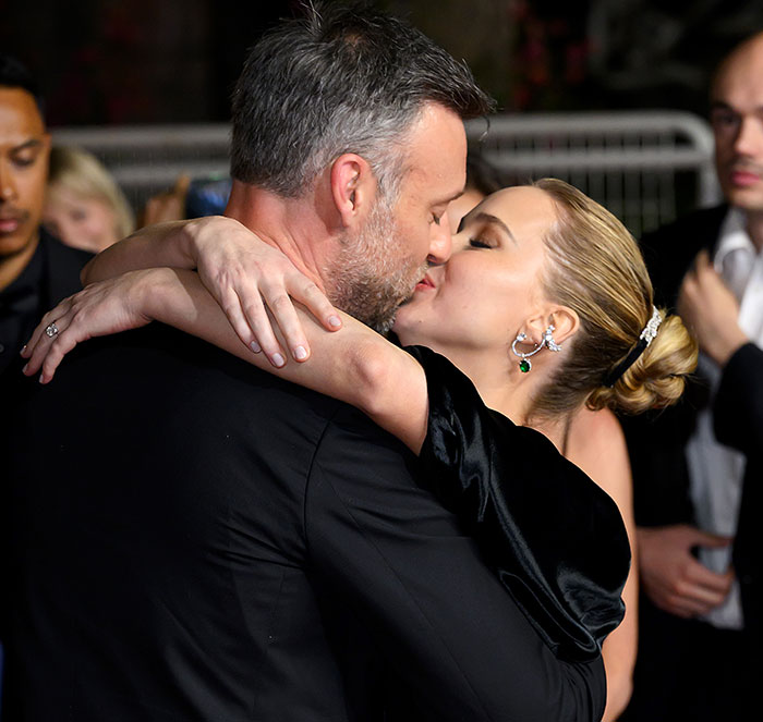 Jennifer Lawrence embracing and kissing a man at a formal event, highlighting rich art dealer relationship topic. Jennifer Lawrence embracing and kissing a man at a formal event, highlighting rich art dealer relationship topic.