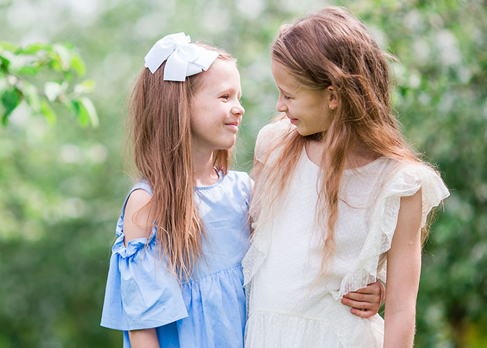 Mom Confesses To Disliking Her Activist Daughter, Netizens Come To The Rescue