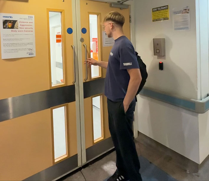 Young man with backpack opening hospital doors, related to leg amputation after attending a rock concert, breaking his silence. Young man with backpack opening hospital doors, related to leg amputation after attending a rock concert, breaking his silence.