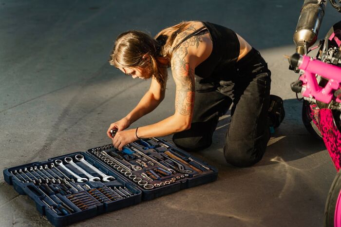 44 Everyday Acts Of Sexism So Normalized You Might Not Even Notice Them