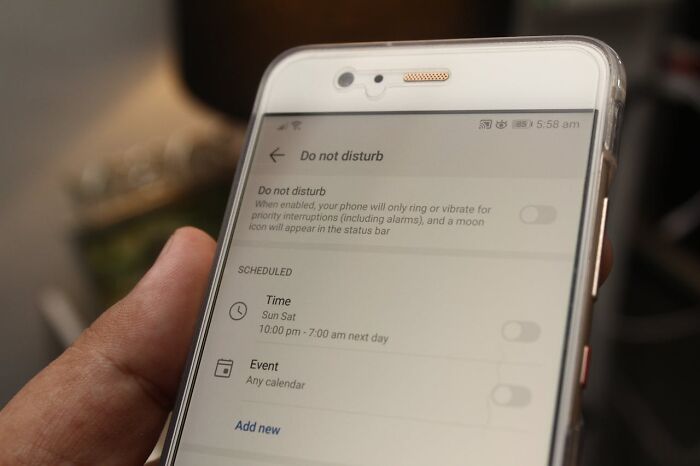 Smartphone screen showing do not disturb settings, illustrating one of the first signs that scream someone is having an affair.