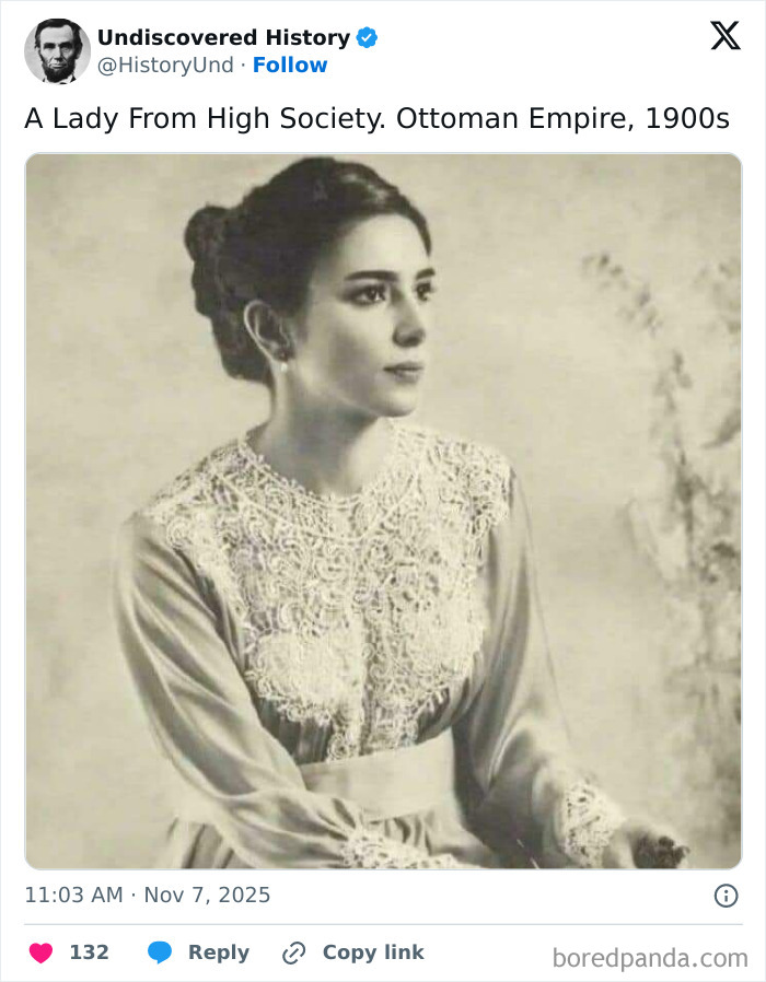 Portrait of a high society lady from the Ottoman Empire in the 1900s, a fascinating photo revealing moments lost to time.