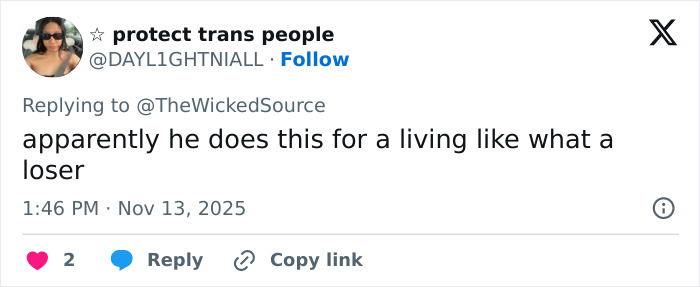 Screenshot of a Twitter reply criticizing the fan who attacked Ariana Grande at premiere, highlighting online backlash. Screenshot of a Twitter reply criticizing the fan who attacked Ariana Grande at premiere, highlighting online backlash.