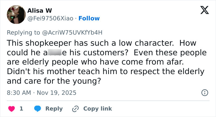Tweet criticizing restaurant owner for insulting tourists sharing pizzas, highlighting poor customer respect and backlash. Tweet criticizing restaurant owner for insulting tourists sharing pizzas, highlighting poor customer respect and backlash.