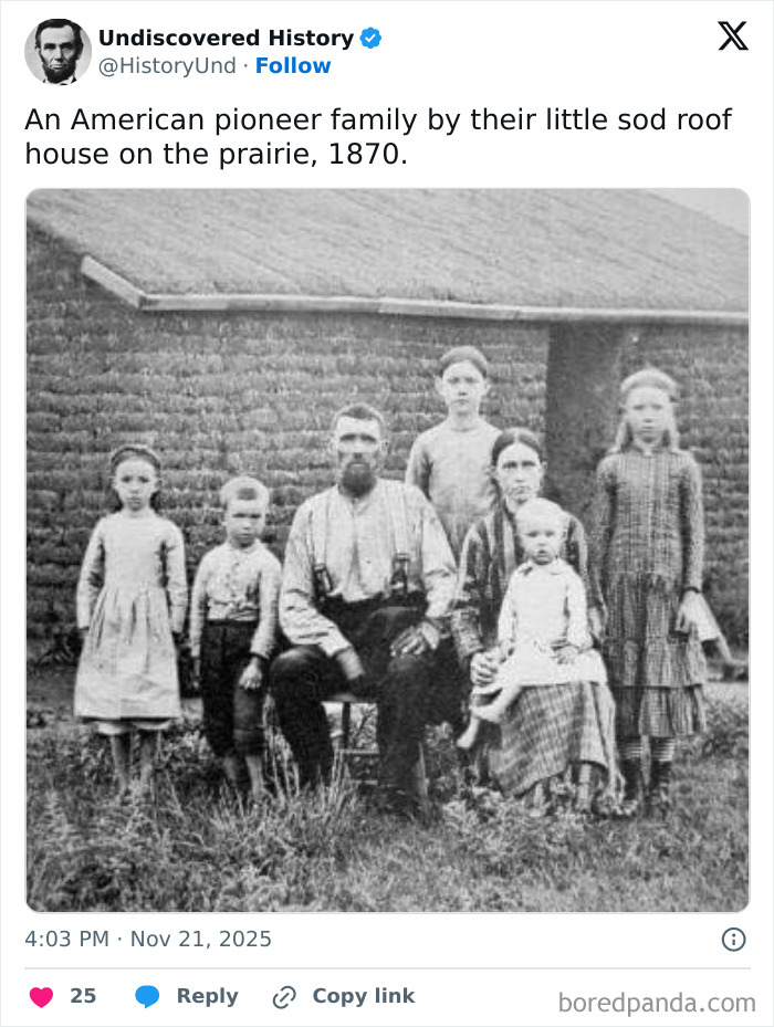 American pioneer family posing outside their sod roof house in 1870, a fascinating photo revealing moments lost to time.