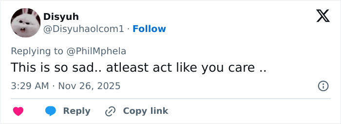 Tweet reaction criticizing Calvin Klein boyfriend’s response after 83-year-old stumbles, sparking Gold Digger debate online. Tweet reaction criticizing Calvin Klein boyfriend’s response after 83-year-old stumbles, sparking Gold Digger debate online.