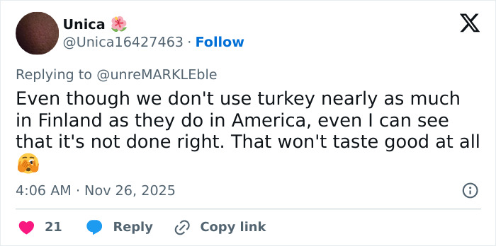 Tweet criticizing Meghan Markle’s Thanksgiving turkey preparation, highlighting a cultural cooking faux pas.
