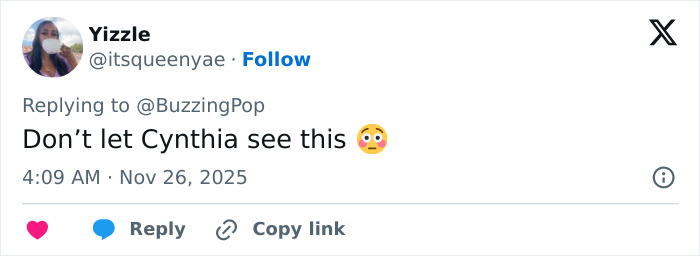 Screenshot of a Twitter reply reacting to Ariana Grande getting roasted after an intimate interaction with Jonathan Bailey. Screenshot of a Twitter reply reacting to Ariana Grande getting roasted after an intimate interaction with Jonathan Bailey.