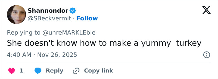 Twitter reply criticizing Meghan Markle’s Thanksgiving turkey skills, mocking her cooking faux pas online.