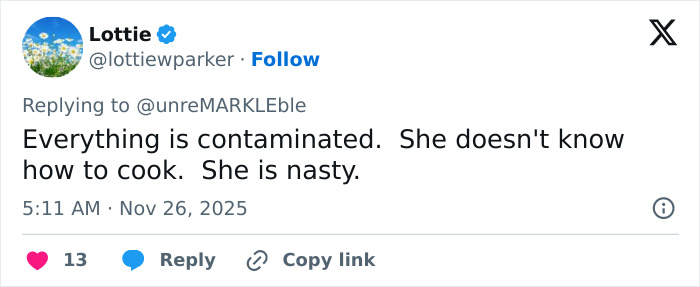 Screenshot of a Twitter reply mocking Meghan Markle’s Thanksgiving turkey cooking skills during a social media controversy.