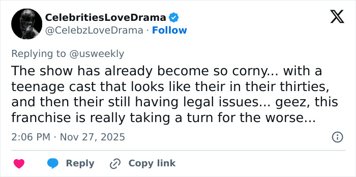 Tweet screenshot criticizing Stranger Things cast and franchise, mentioning bullying suffered by Millie Bobby Brown. Tweet screenshot criticizing Stranger Things cast and franchise, mentioning bullying suffered by Millie Bobby Brown.