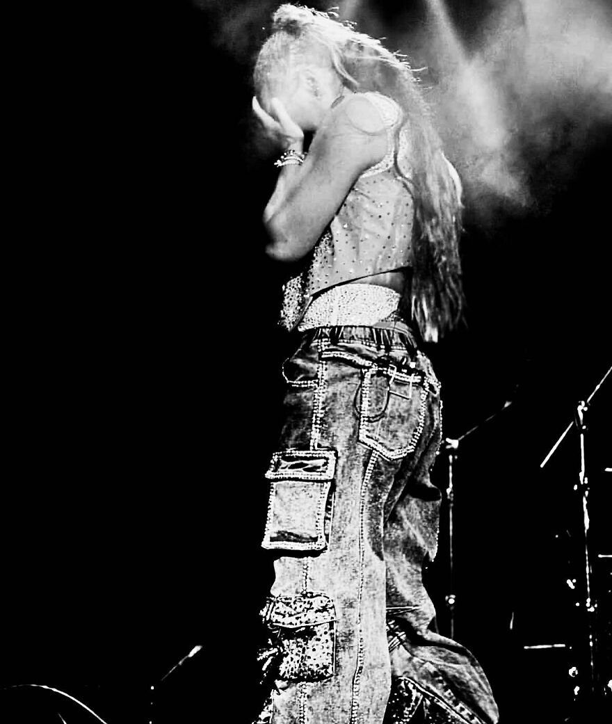 Jojo Siwa performing on stage with music streams and merch sales boosting her net worth in 2025. Jojo Siwa performing on stage with music streams and merch sales boosting her net worth in 2025.