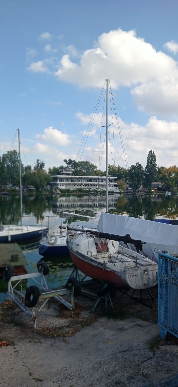 Painting Through Blackouts: How I Find Light On Autumn Plenairs In My Hometown Dnipro (9 Pics)