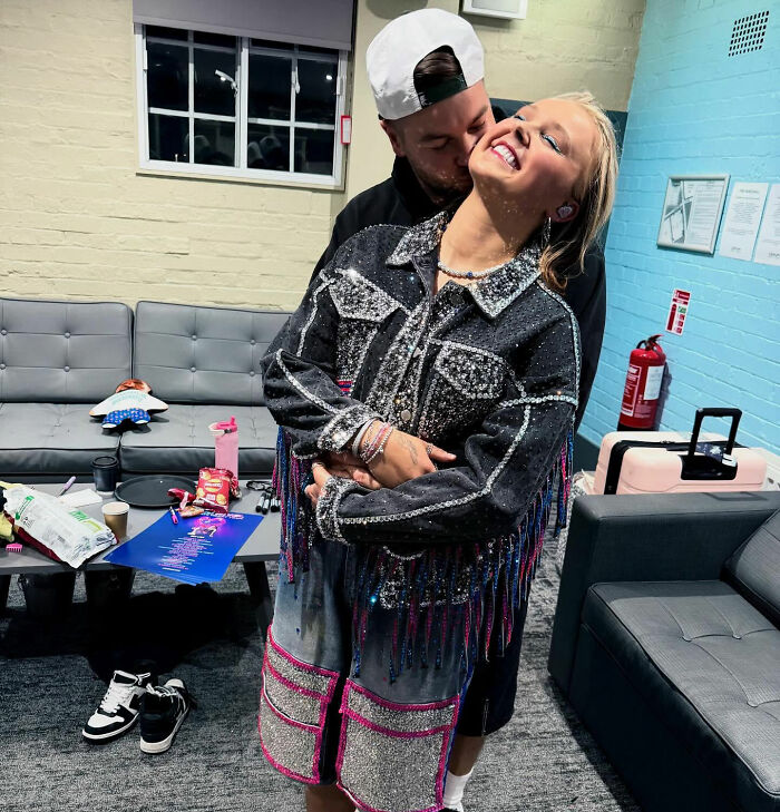 JoJo Siwa smiling and hugging Chris Hughes backstage, fans stunned and confused after his reality TV confession JoJo Siwa smiling and hugging Chris Hughes backstage, fans stunned and confused after his reality TV confession