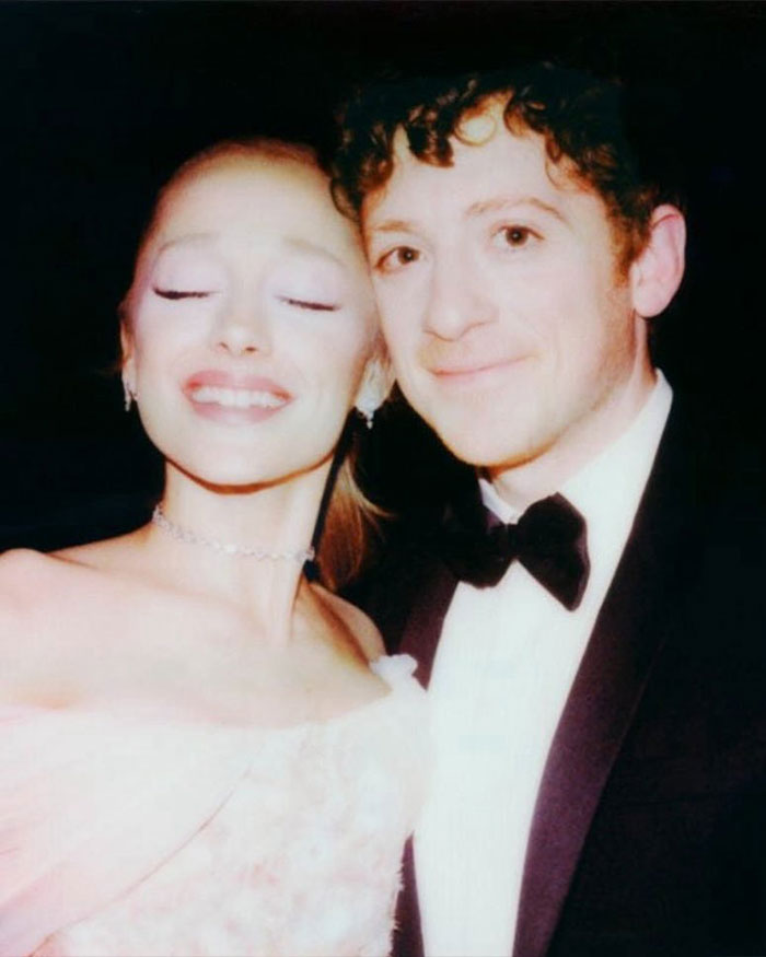 Ariana Grande and Jonathan Bailey dressed formally posing closely, highlighting home wrecking and intimate interaction buzz. Ariana Grande and Jonathan Bailey dressed formally posing closely, highlighting home wrecking and intimate interaction buzz.