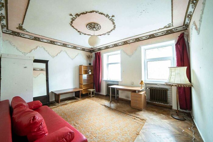 Vintage living room with worn carpet and mismatched furniture in wild real estate listing that people thought would sell properties