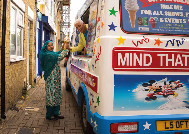 Ice-cream-seller-Genesio-Borrillo-pictured-serving-Zahida-Parveen-at-a-borrowed-ice-cream-van-May-2021.-Borrillo-now-runs-a-pasta-shop-in-Peterborough-.jpg