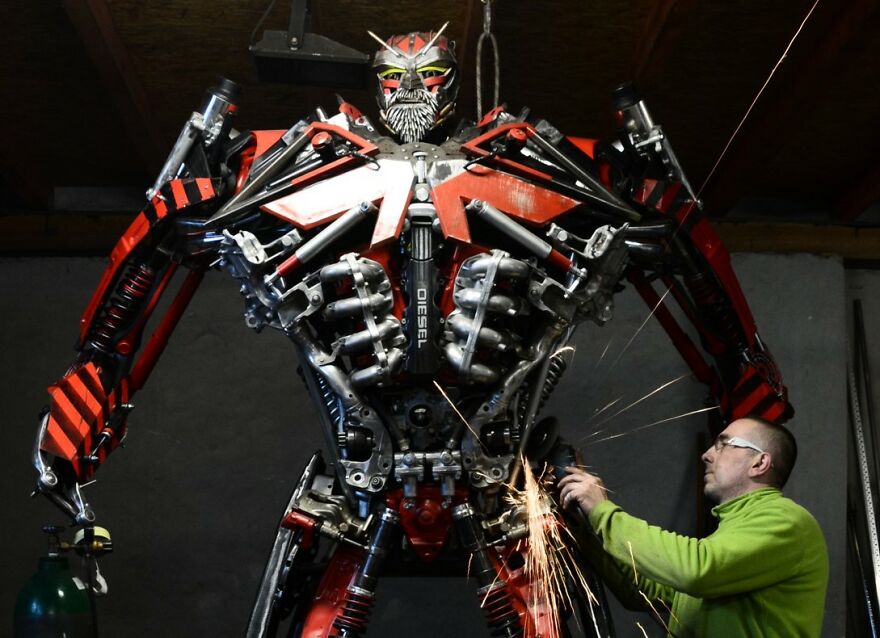 This Polish Artist Sebastian Kucharski Turns Scrap Metal Into Epic Sci-Fi Sculptures This Polish Artist Sebastian Kucharski Turns Scrap Metal Into Epic Sci-Fi Sculptures