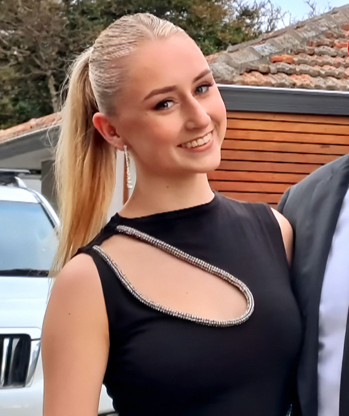 Young woman smiling in a black dress, related to parents warning against travel after daughters lose their lives on vacation. Young woman smiling in a black dress, related to parents warning against travel after daughters lose their lives on vacation.