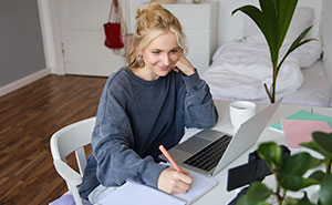 Woman Dreams About University, But Her Boyfriend Says They’re Done If She Pursues It