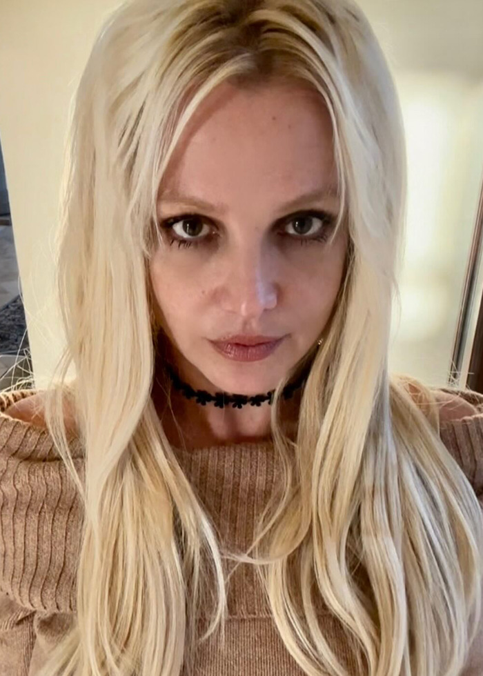 Britney Spears with long blonde hair and a somber expression, fueling concerns about her sadness and darkness. Britney Spears with long blonde hair and a somber expression, fueling concerns about her sadness and darkness.