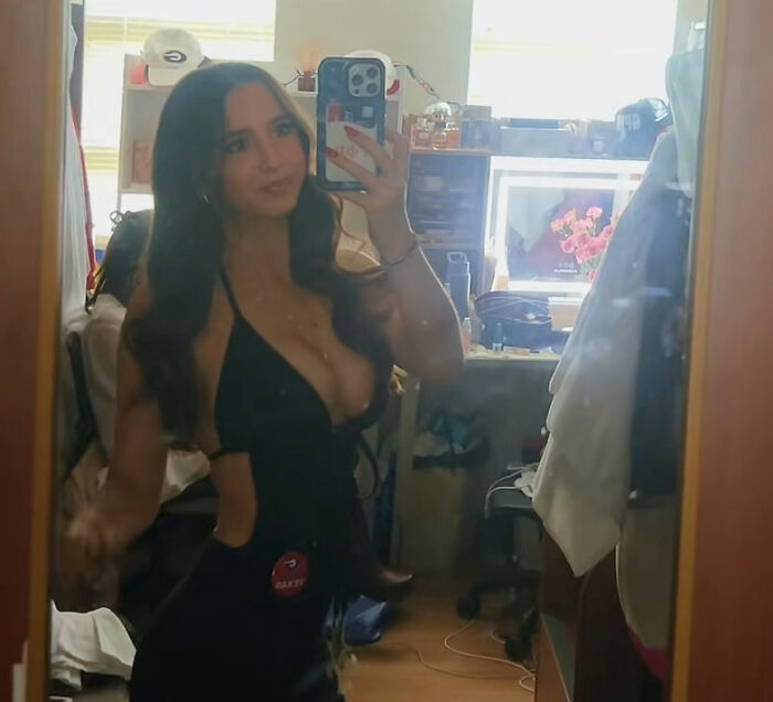 Young stunning woman taking a mirror selfie, identified after going viral at Georgia-Texas game, sparking reactions Young stunning woman taking a mirror selfie, identified after going viral at Georgia-Texas game, sparking reactions