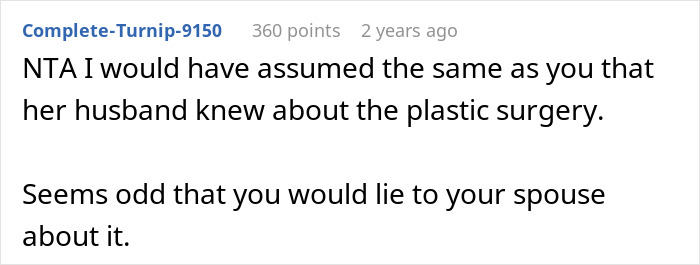 Screenshot of a comment discussing friendship crumbling after woman exposes friend’s secret about plastic surgery. Screenshot of a comment discussing friendship crumbling after woman exposes friend’s secret about plastic surgery.