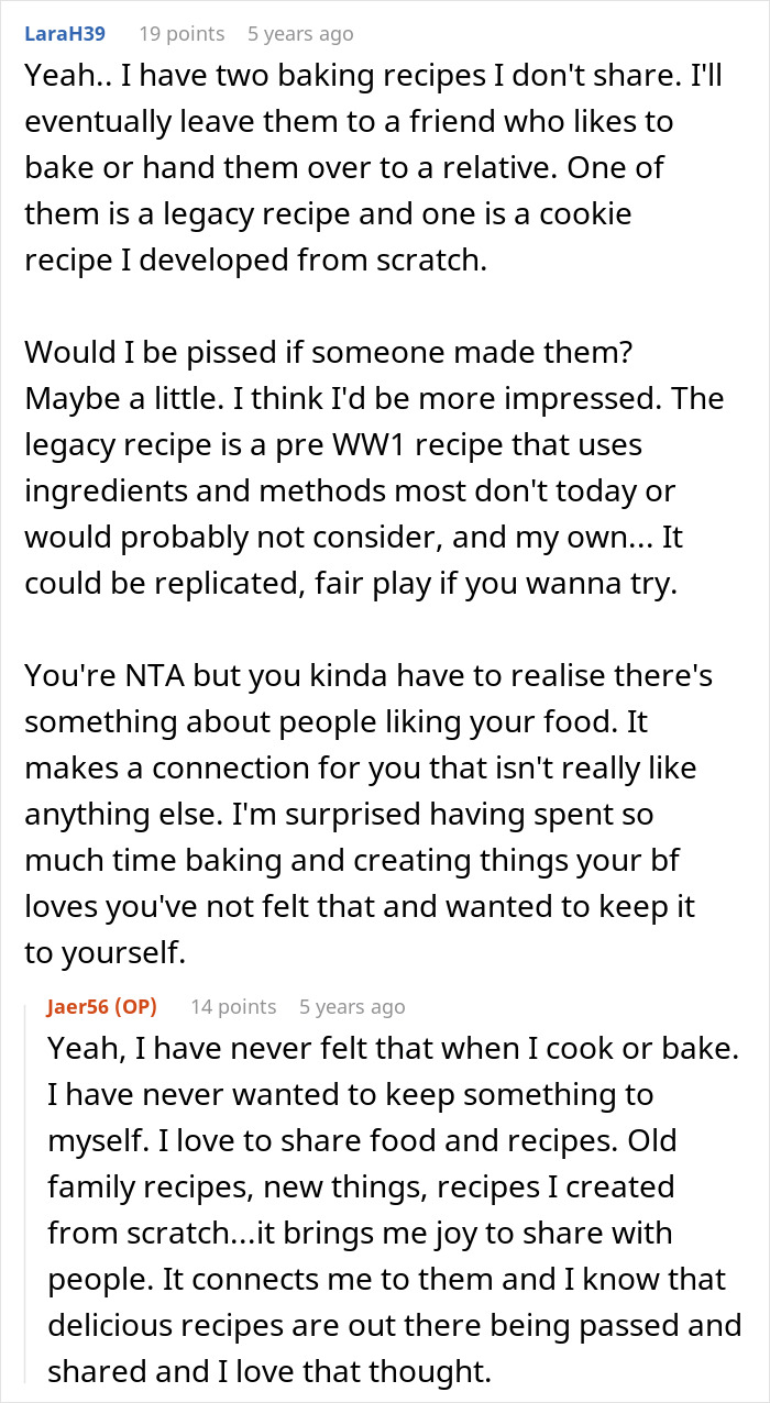 Screenshot of a Reddit discussion about baking and sharing secret cookie recipes causing tension with boyfriend&rsquo;s mom.