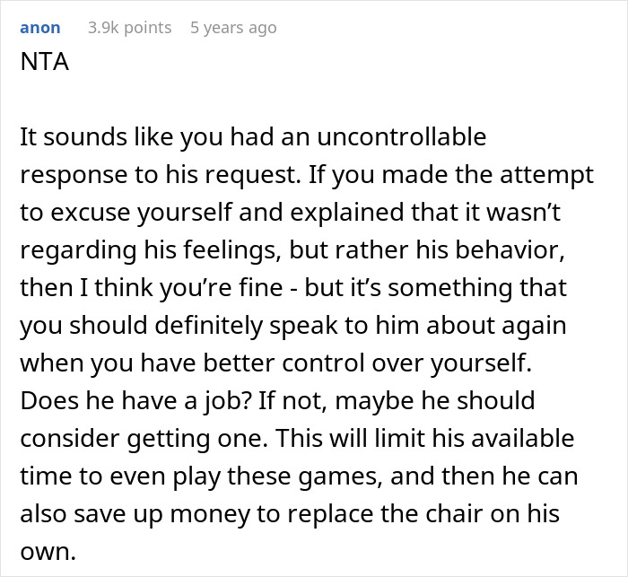 Screenshot of an online forum discussion about a teen breaking a new chair and asking dad to replace it fairly. Screenshot of an online forum discussion about a teen breaking a new chair and asking dad to replace it fairly.