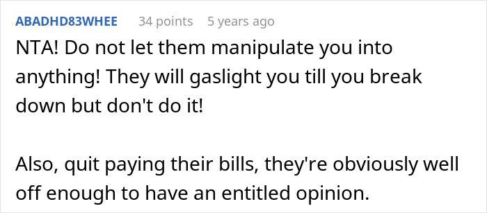 Screenshot of a Reddit comment warning about manipulation and gaslighting related to a woman who took back nephew’s Christmas gift.