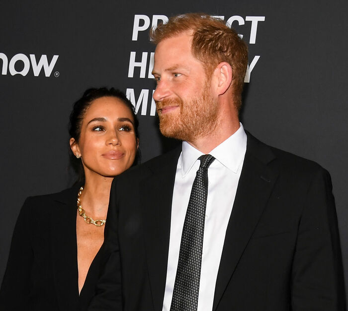 Meghan Markle with a natural look and Prince Harry at a formal event, spotlight on makeup-free appearance. Meghan Markle with a natural look and Prince Harry at a formal event, spotlight on makeup-free appearance.