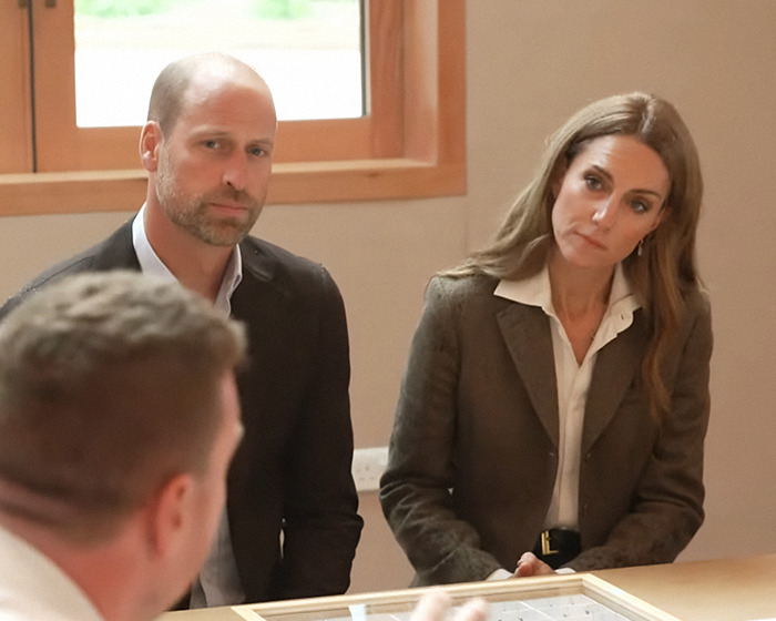 Kate Middleton with naturally healthy hair sitting at a table during a formal discussion with two men. Kate Middleton with naturally healthy hair sitting at a table during a formal discussion with two men.