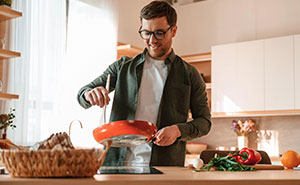 Trad Wife Mocks Brother For Doing “Womanly” Things, Loses It When He Won’t Cook For Her Hungry Kids