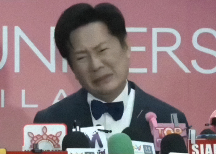 Man in tuxedo speaking at Miss Universe event, amid drama involving Miss Mexico and controversial VP comment. Man in tuxedo speaking at Miss Universe event, amid drama involving Miss Mexico and controversial VP comment.