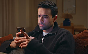 Man Sees Red After Accidentally Reading The Texts His Mother Has Been Sending To His Girlfriend