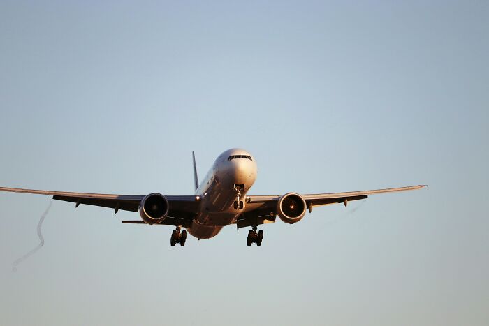 “Cabin Crew, Be Seated”: 43 Pilots Reveal Their Biggest Emergencies That The Passengers Were Oblivious To