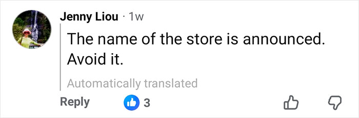 Screenshot of a social media comment warning to avoid a restaurant after owner insulted tourists sharing pizzas. Screenshot of a social media comment warning to avoid a restaurant after owner insulted tourists sharing pizzas.