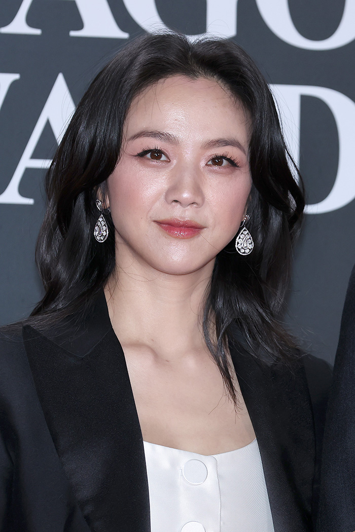 Asian female celebrity with black hair and diamond earrings, showcasing beauty based on the golden ratio principles. Asian female celebrity with black hair and diamond earrings, showcasing beauty based on the golden ratio principles.