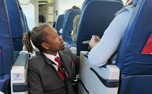 60 Wholesome Moments Between Strangers To Melt Even The Coldest Of Hearts (New Pics)