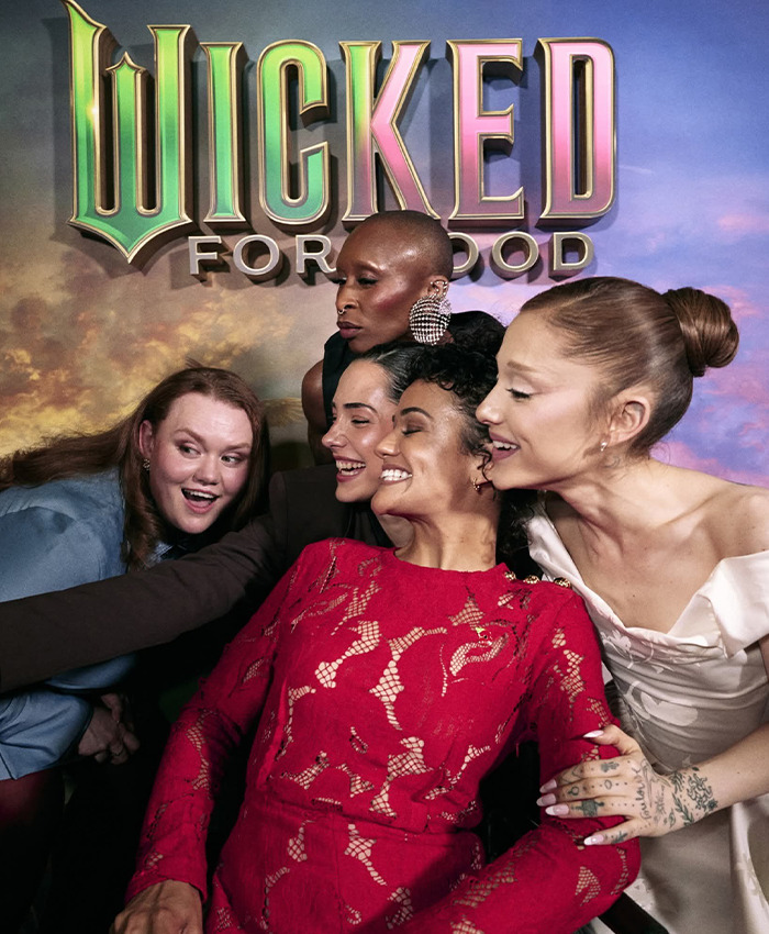 Wicked cast members taking a selfie together at Wicked For Good event, sparking debate on disability inclusion. Wicked cast members taking a selfie together at Wicked For Good event, sparking debate on disability inclusion.