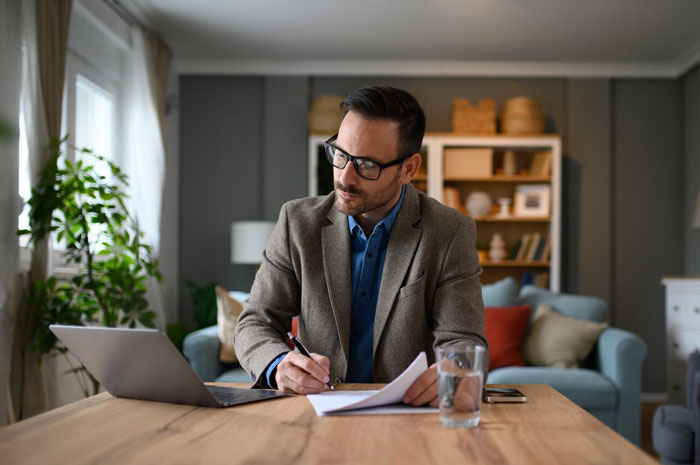 Férias em família se transformam em ultimato depois que marido coloca os negócios em primeiro lugar e esposa ameaça viagem solo
